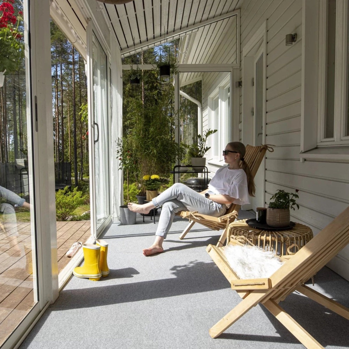 Termomatto balkongmatta i ljusgrått på en inglasad veranda