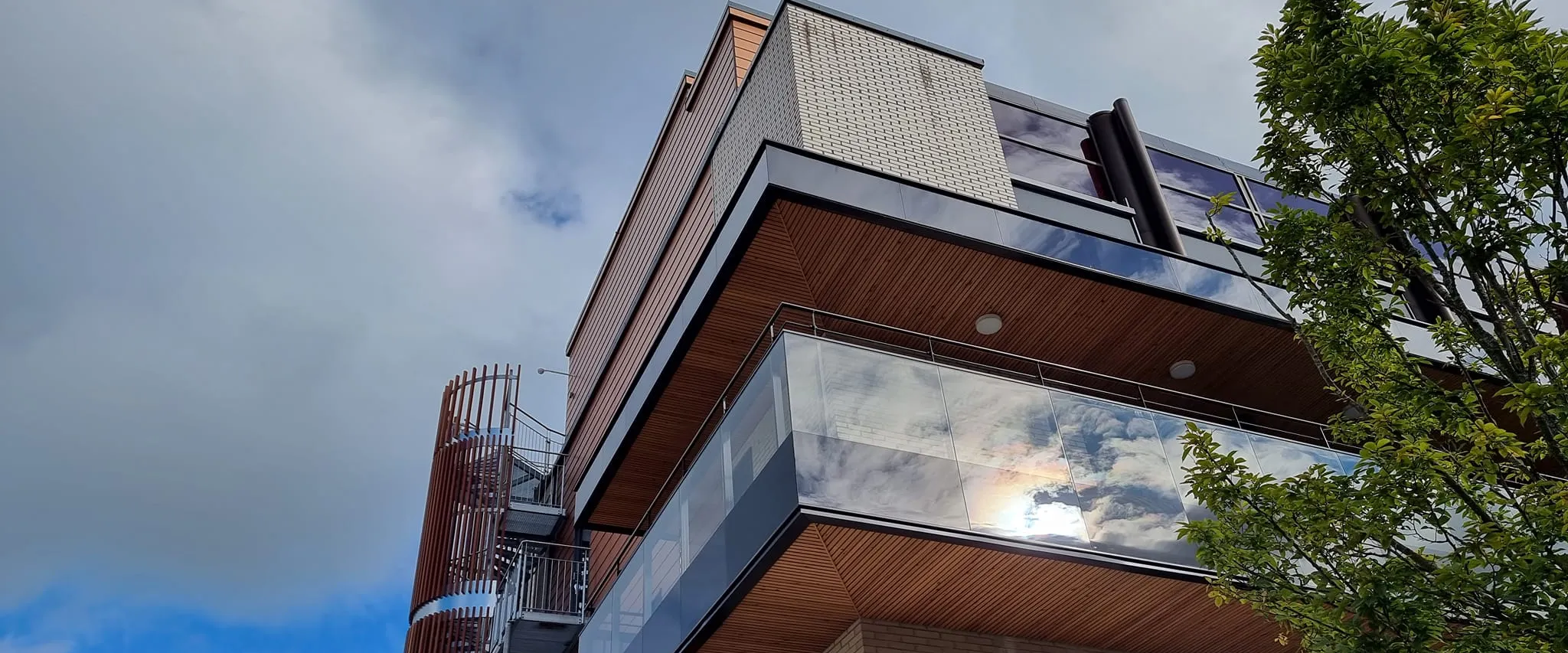Räcke och glas skärm plus pergola modell större har blivit klart på Ömsen projektet.